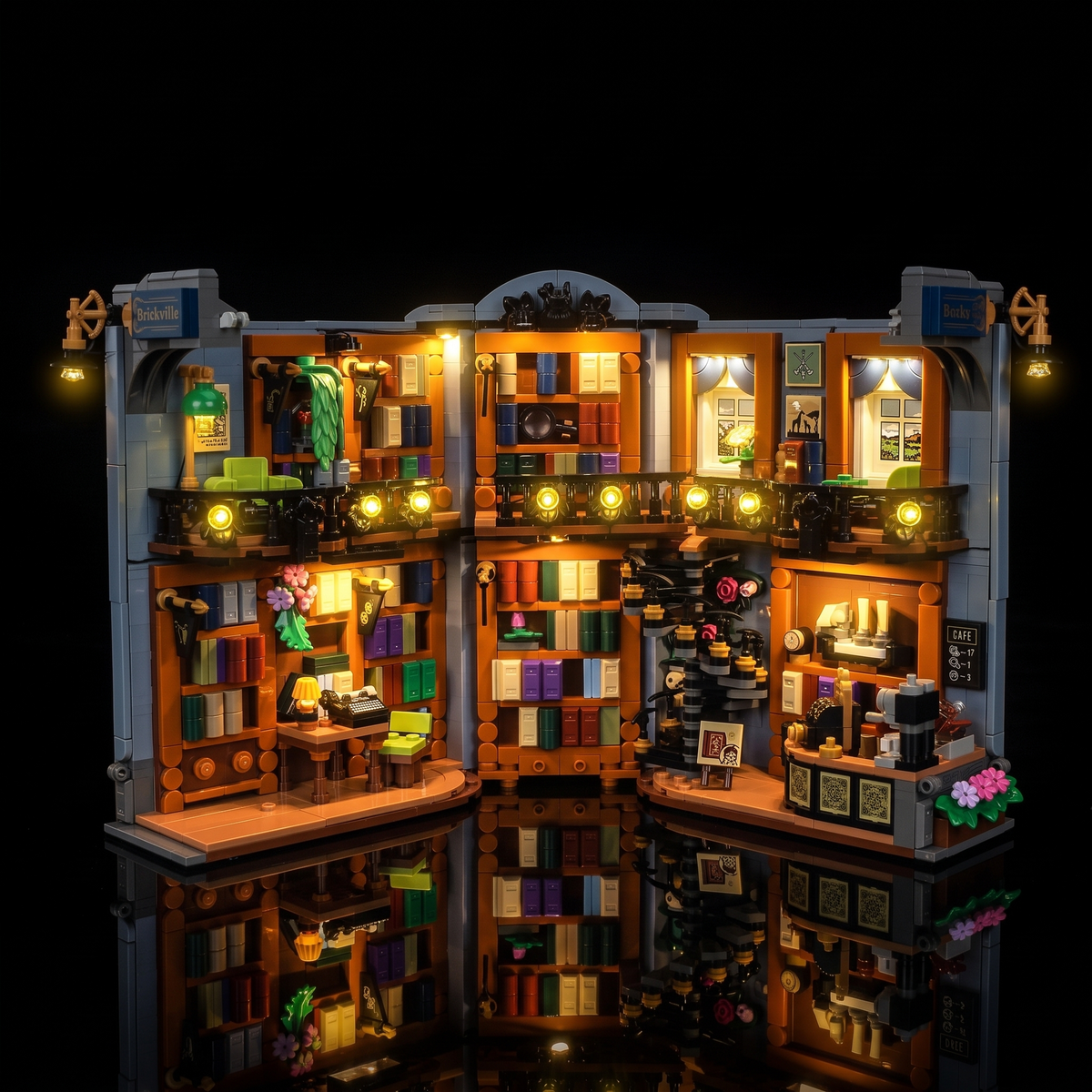 Présentation symétrique ouverte du LEGO® La librairie : book nook #11379 avec étagères, lampes et café illuminés