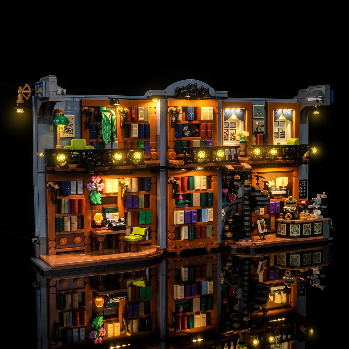 Vue largement ouverte du LEGO® La librairie : book nook #11379 montrant l’ensemble de l’éclairage LED chaud