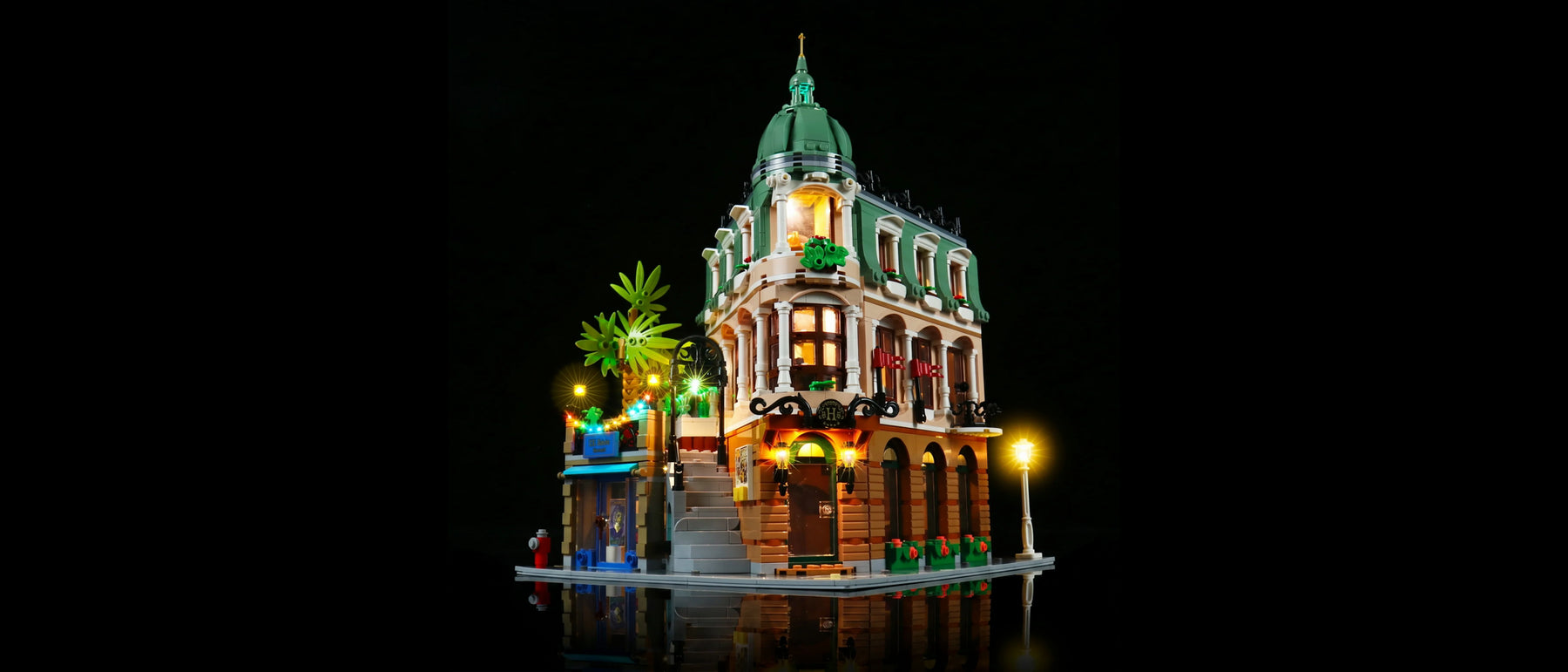 LED-Beleuchtungsset für LEGO® Boutique-Hotel #10297 — lit with the LED light kit
