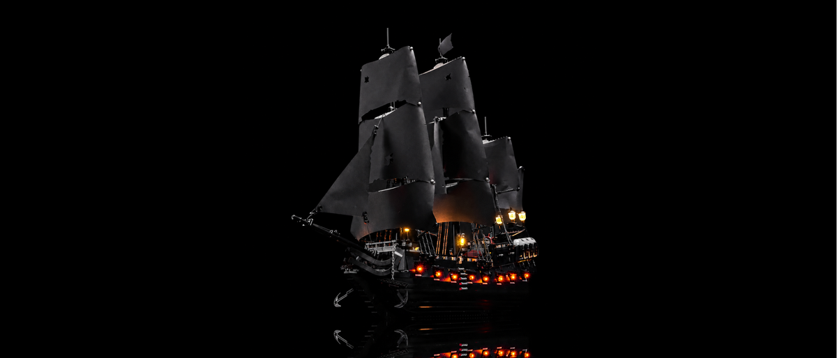 Kit LED pour LEGO® Le bateau pirate du capitaine Jack Sparrow #10365 — lit with the LED light kit