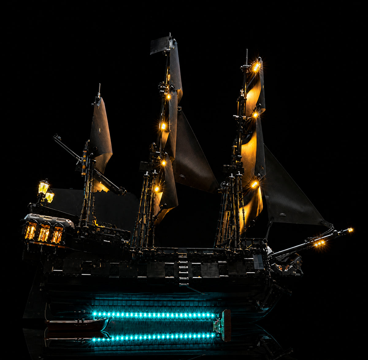 Lumiere sur voiles noires — Kit LED pour LEGO® Le bateau pirate du capitaine Jack Sparrow #10365