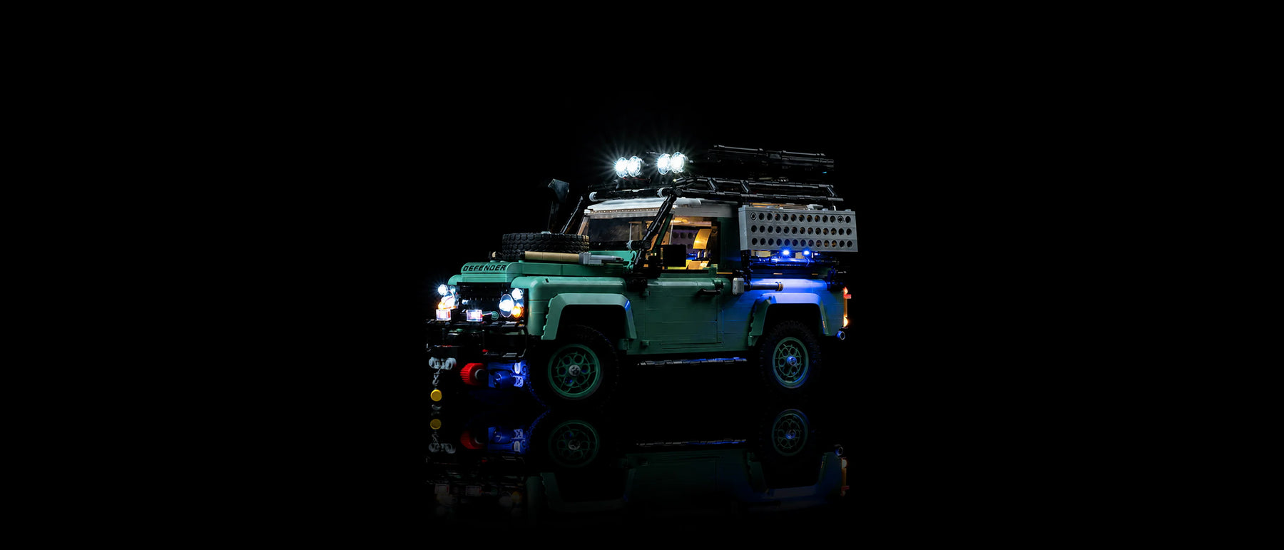 Kit LED pour LEGO® Land Rover Classic Defender 90 #10317 — lit with the LED light kit