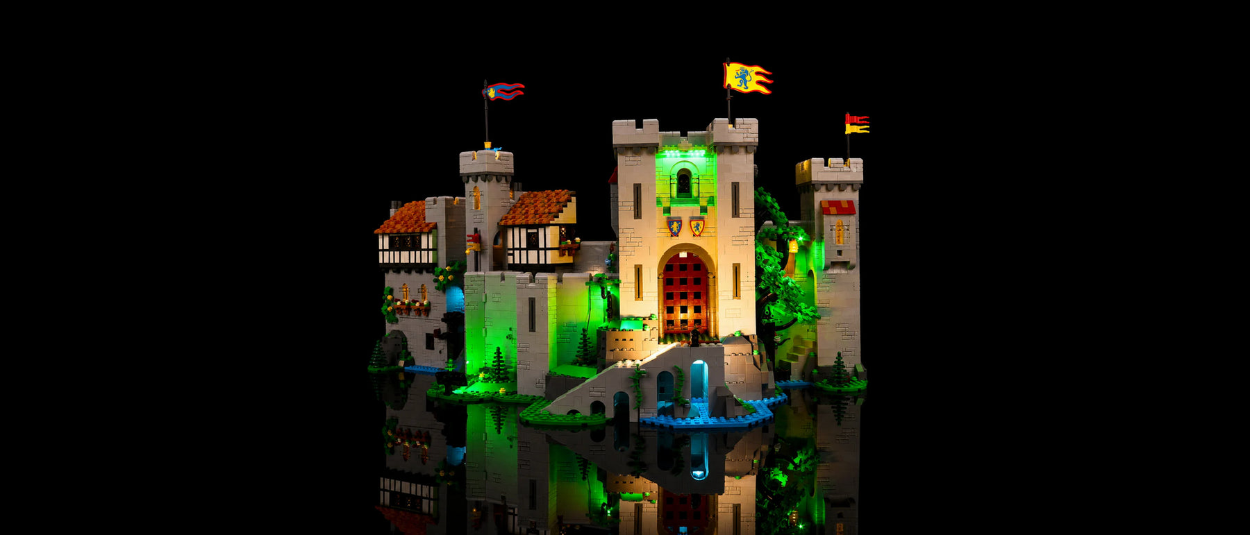 LED-Beleuchtungsset für LEGO® Burg der Löwenritter #10305 — lit with the LED light kit