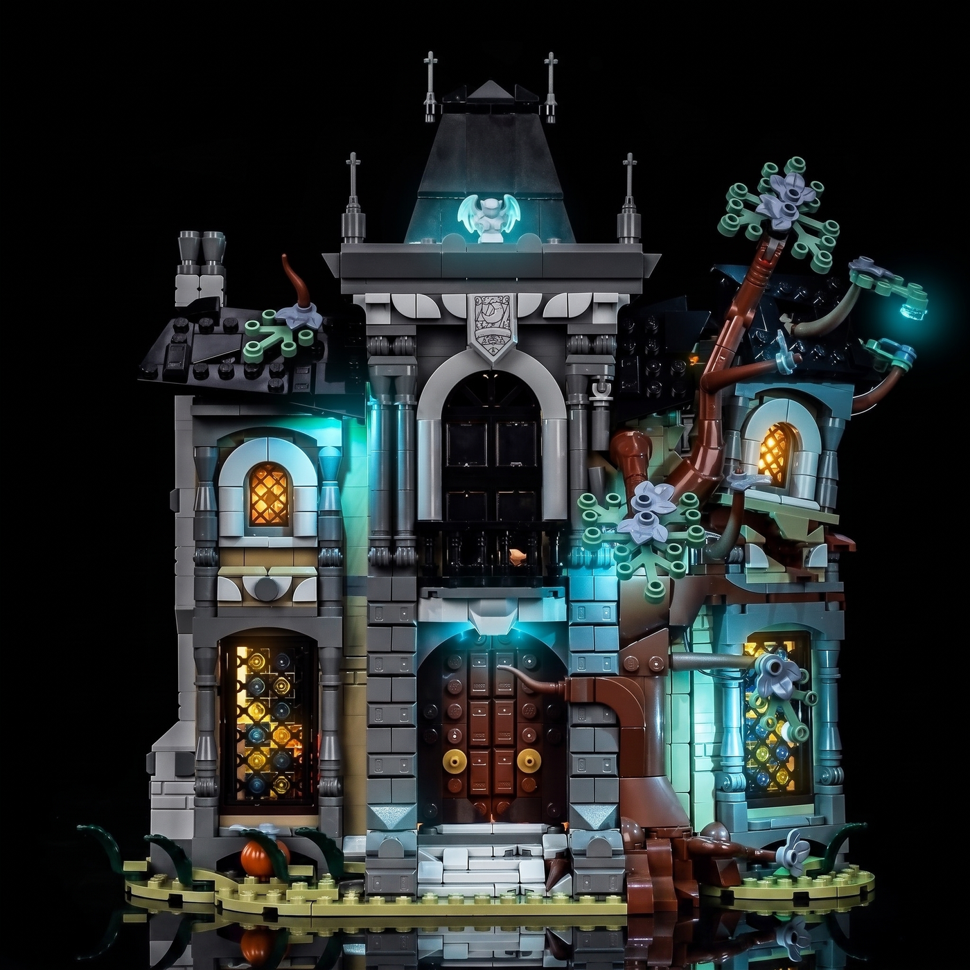 the lit gargoyle at the gable: Bright My Bricks LED lighting kit for LEGO® Icons Mayor Manor #11383