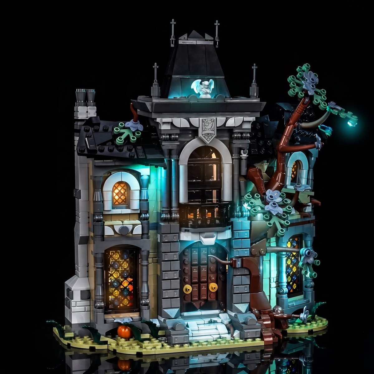 Bright My Bricks LED light kit for LEGO® Icons Mayor Manor #11383 — the dead tree lit in green-blue