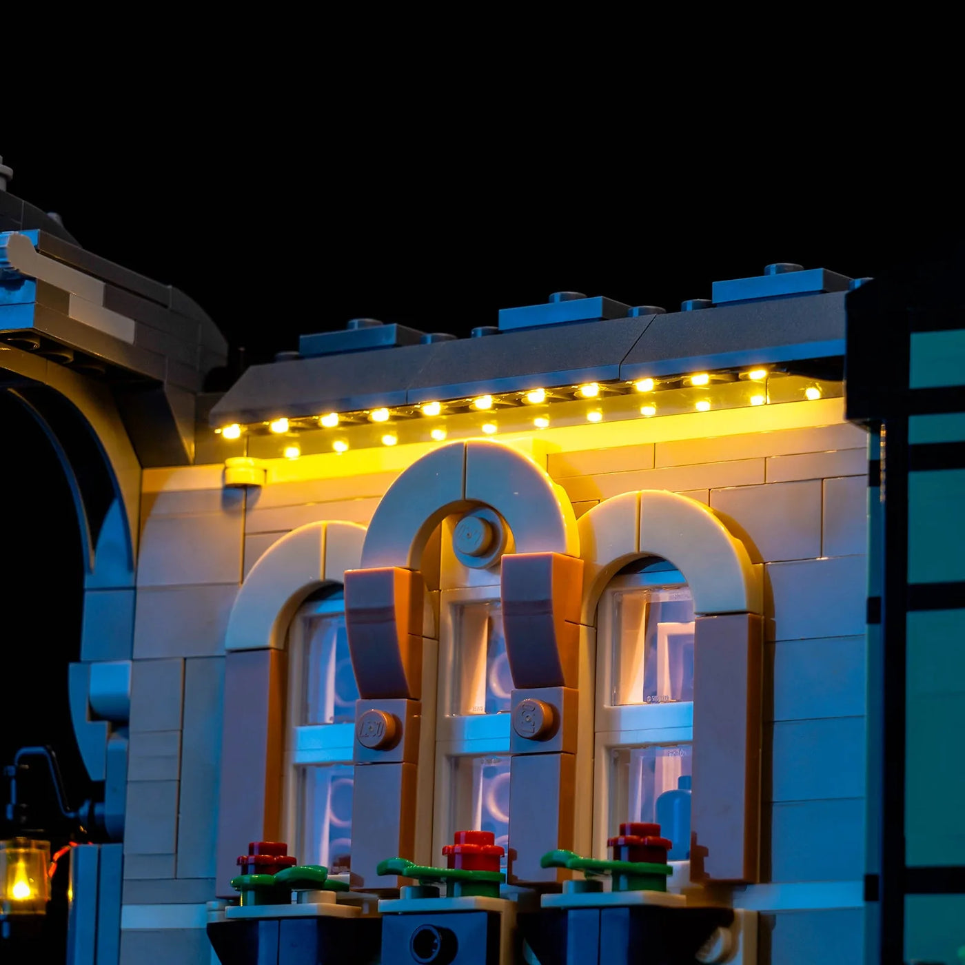 DIY LED light kit for LEGO® Icons Sherlock Holmes: Book Nook #10351, lighting effect on the build