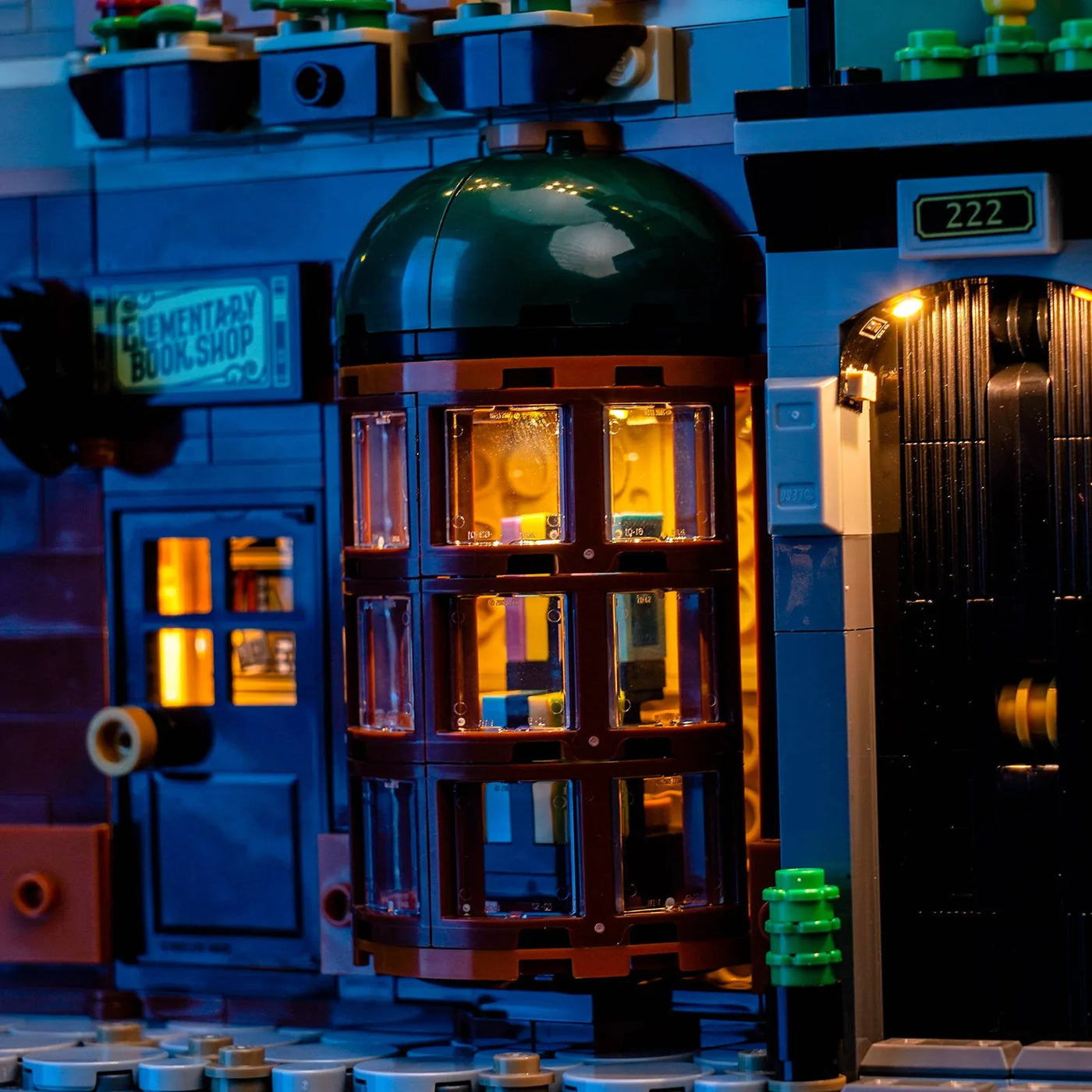 LEGO® Icons Sherlock Holmes: Book Nook #10351 — close-up of the LED lighting detail (LED light kit)