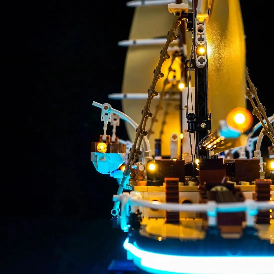 LEGO® Icons The Endurance #10335 — fully illuminated on display (LED lighting kit)