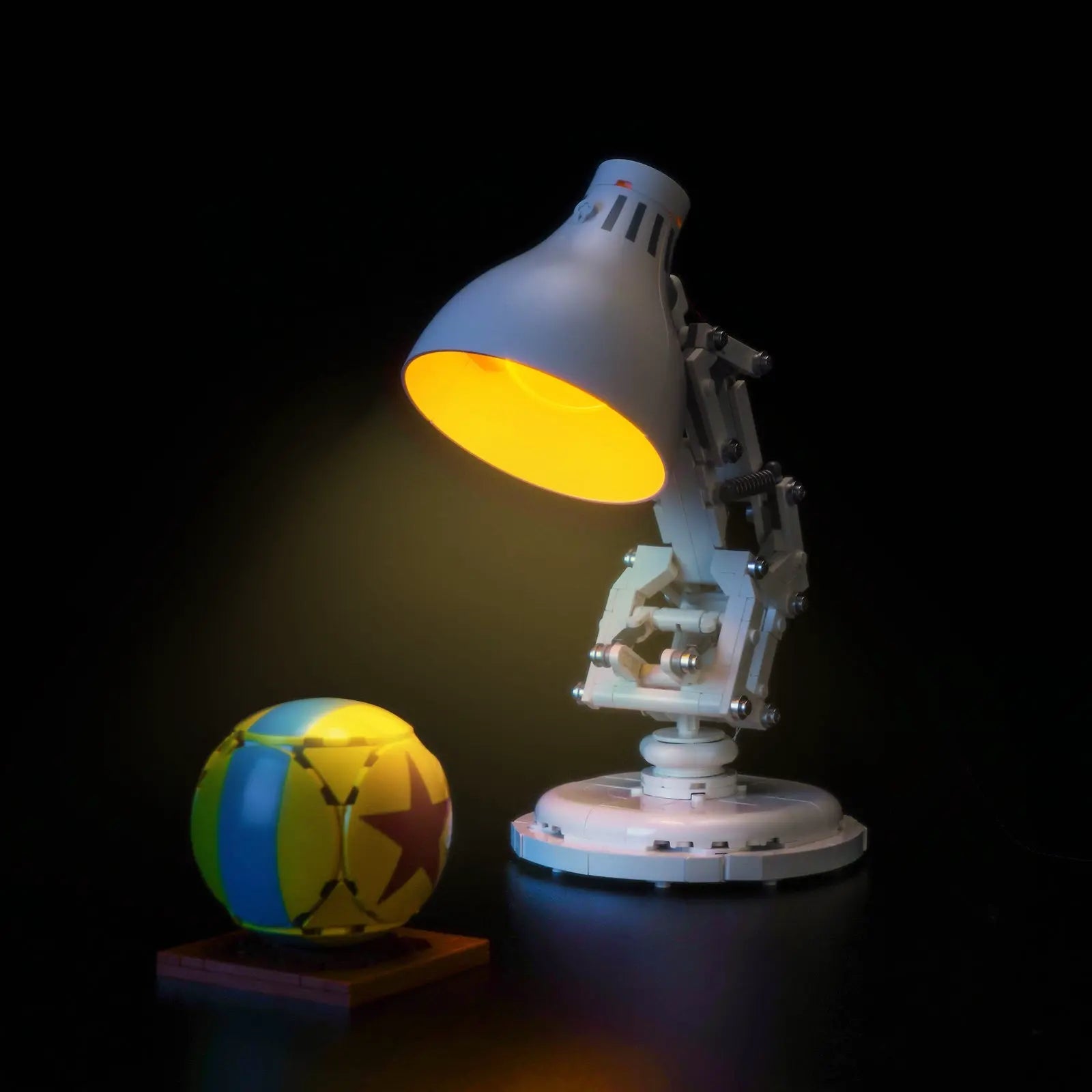 LEGO Ideas ǀ Disney Pixar Luxo Jr. #21357 LED lighting detail
