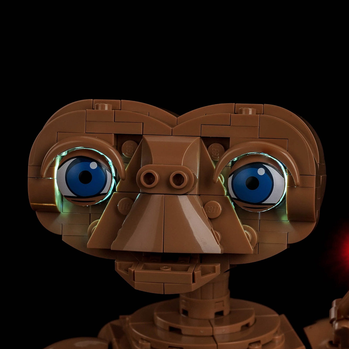 LEGO® Ideas E.T. the Extra-Terrestrial #21370 display lighting in a dark room, with the premium LED light kit