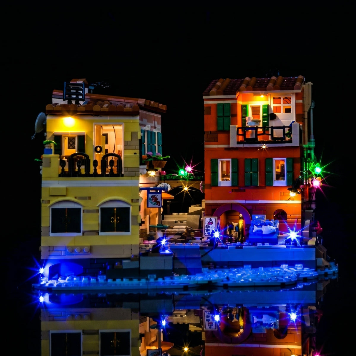 LEGO® Ideas Italian Riviera #21359 — lighting effect on the build (LED lights)