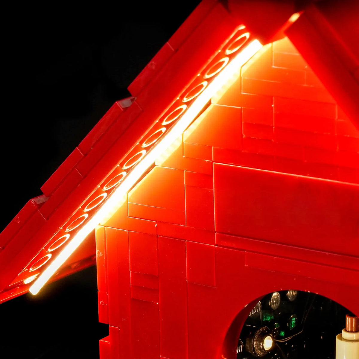 LEGO® Ideas Peanuts Snoopy's Doghouse #21368 — lighting effect on the build (light kit)