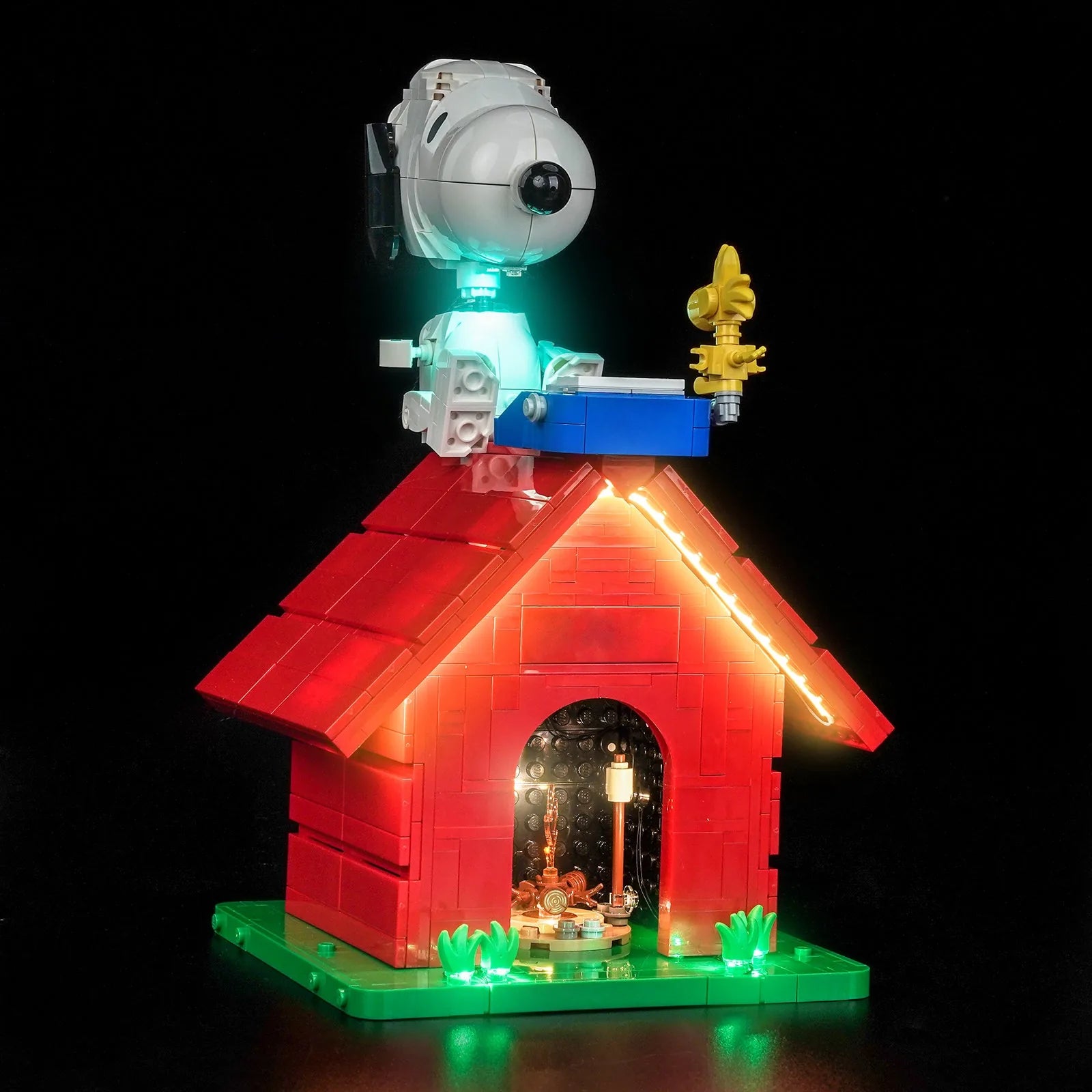 Light Kit LEGO Ideas Peanuts Snoopy's Doghouse #21368 display view