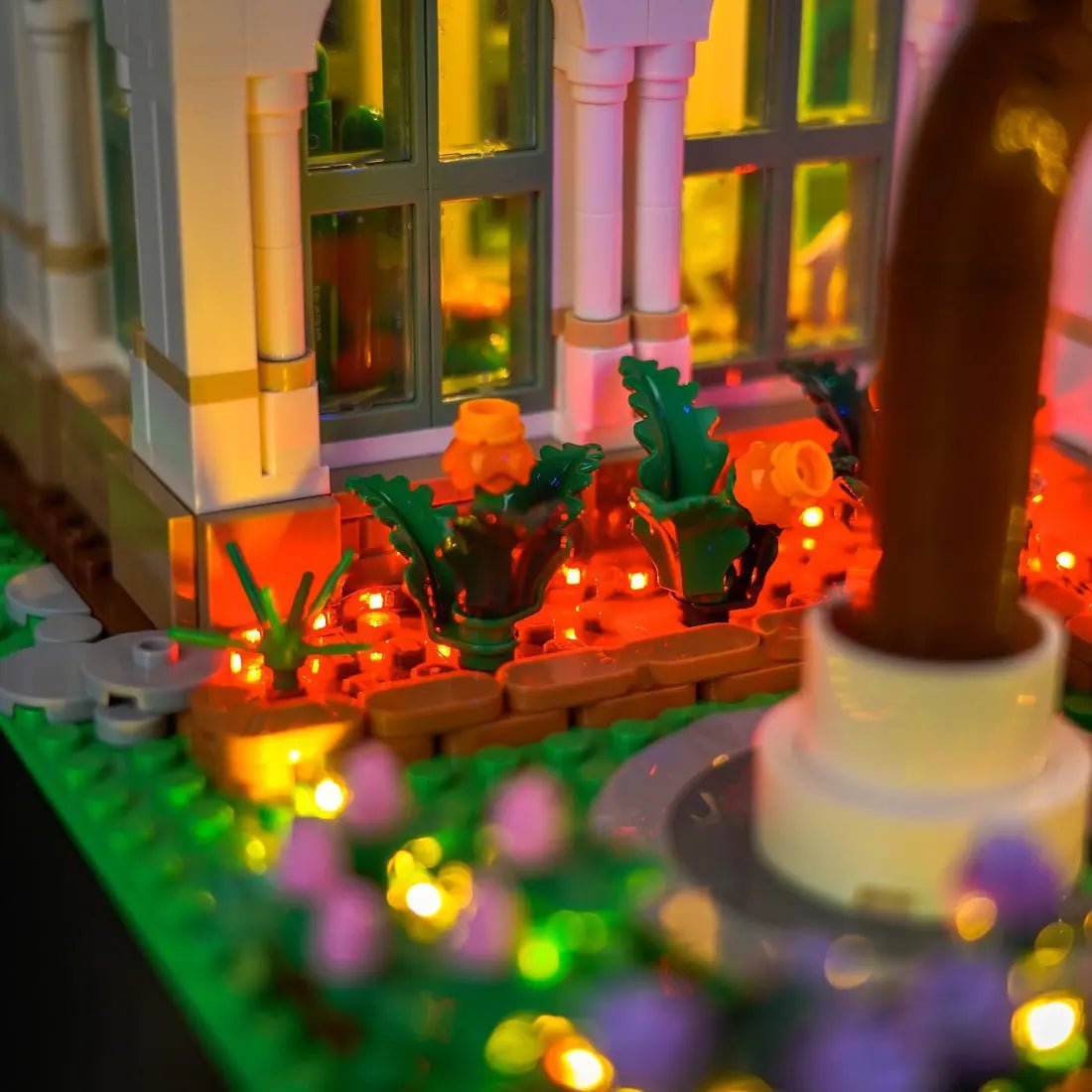 LEGO® Ideas The Botanical Garden #21353 — close-up of the LED lighting detail (display light kit)