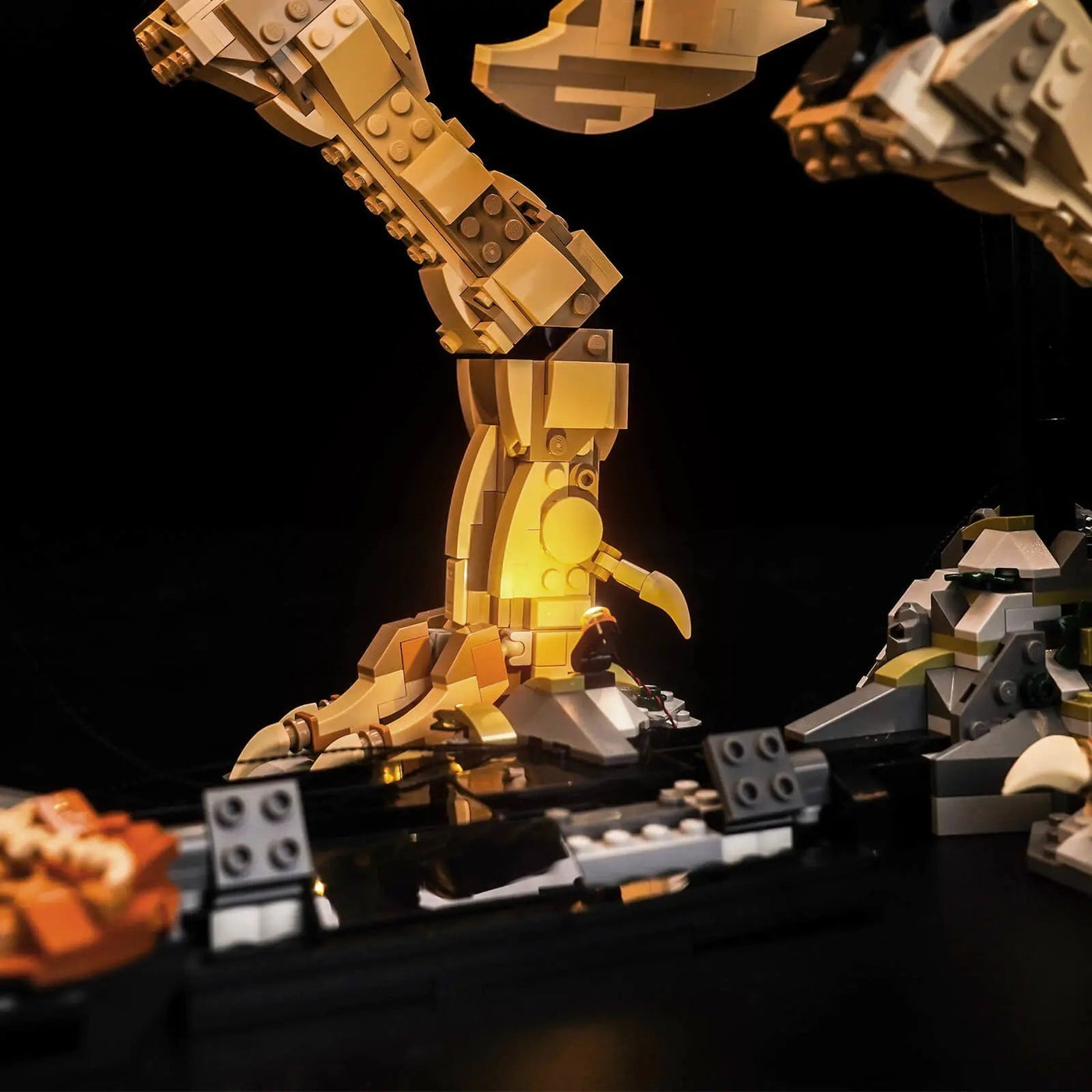 display light kit for LEGO® Jurassic World Dinosaur Fossils: Tyrannosaurus rex #76968, before-and-after lighting