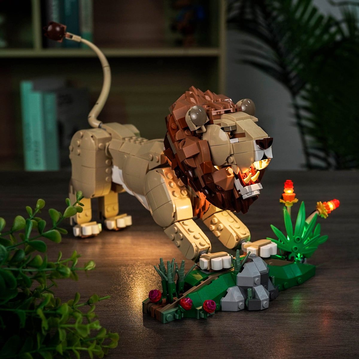 LEGO Majestätischer Löwe 31386 mit warmem LED-Licht und beleuchteten Pflanzen ausgestellt