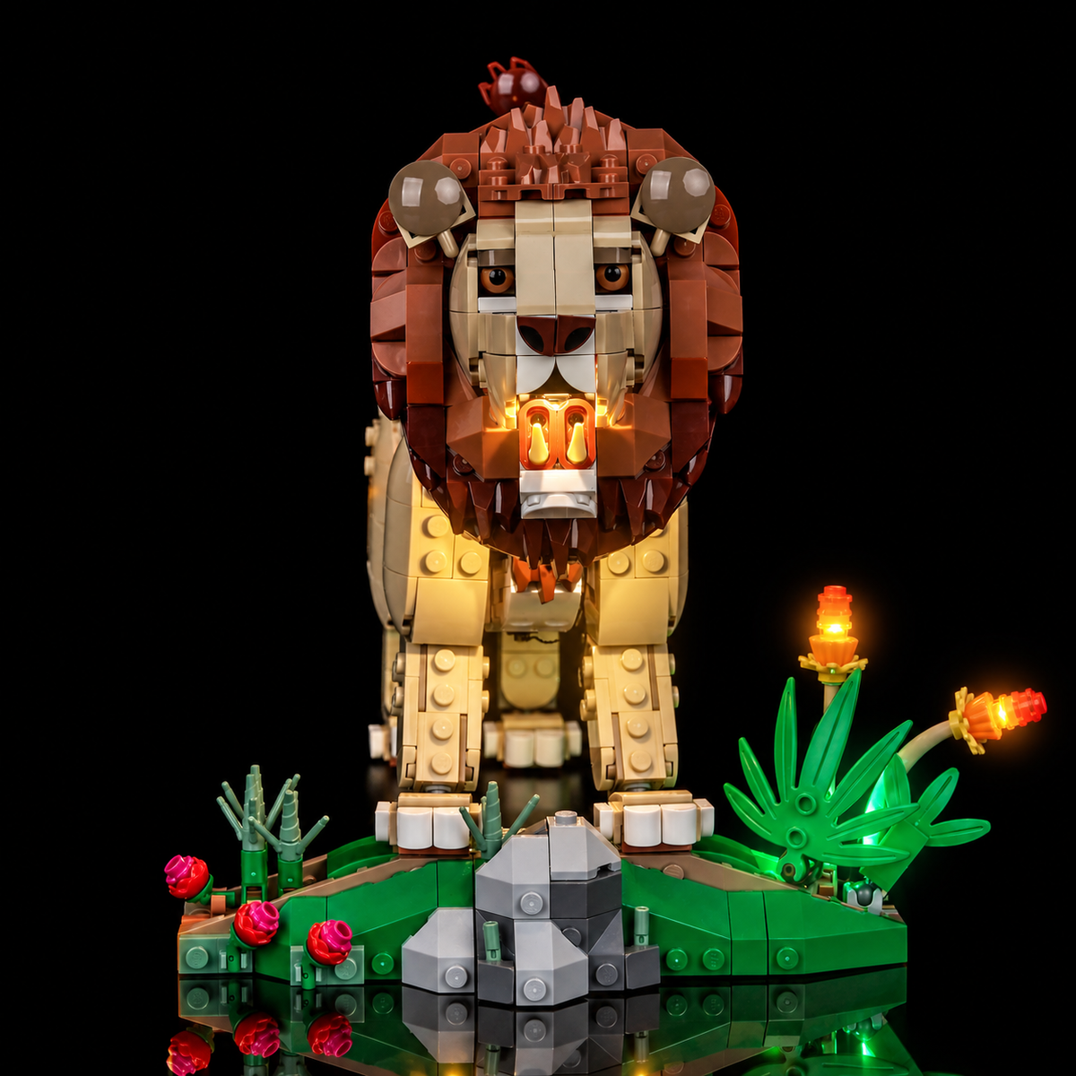 Vorderansicht des LEGO Löwen 31386 mit beleuchtetem Maul und leuchtenden Pflanzen