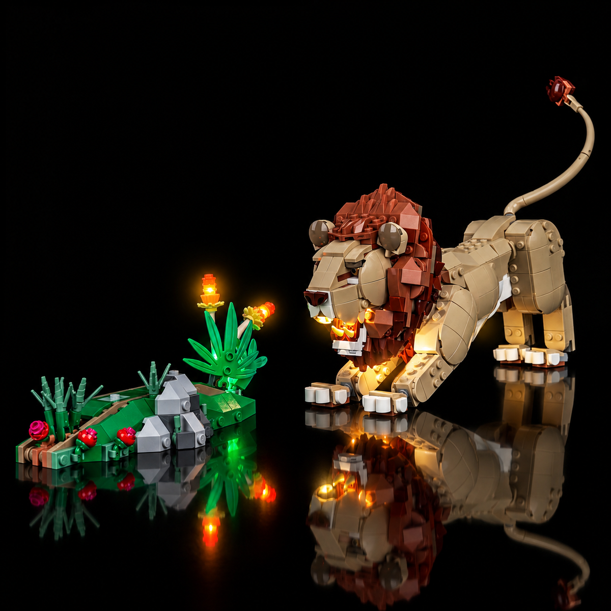Gesamtansicht des LEGO Majestätischen Löwen 31386 neben seiner beleuchteten Savannenkulisse