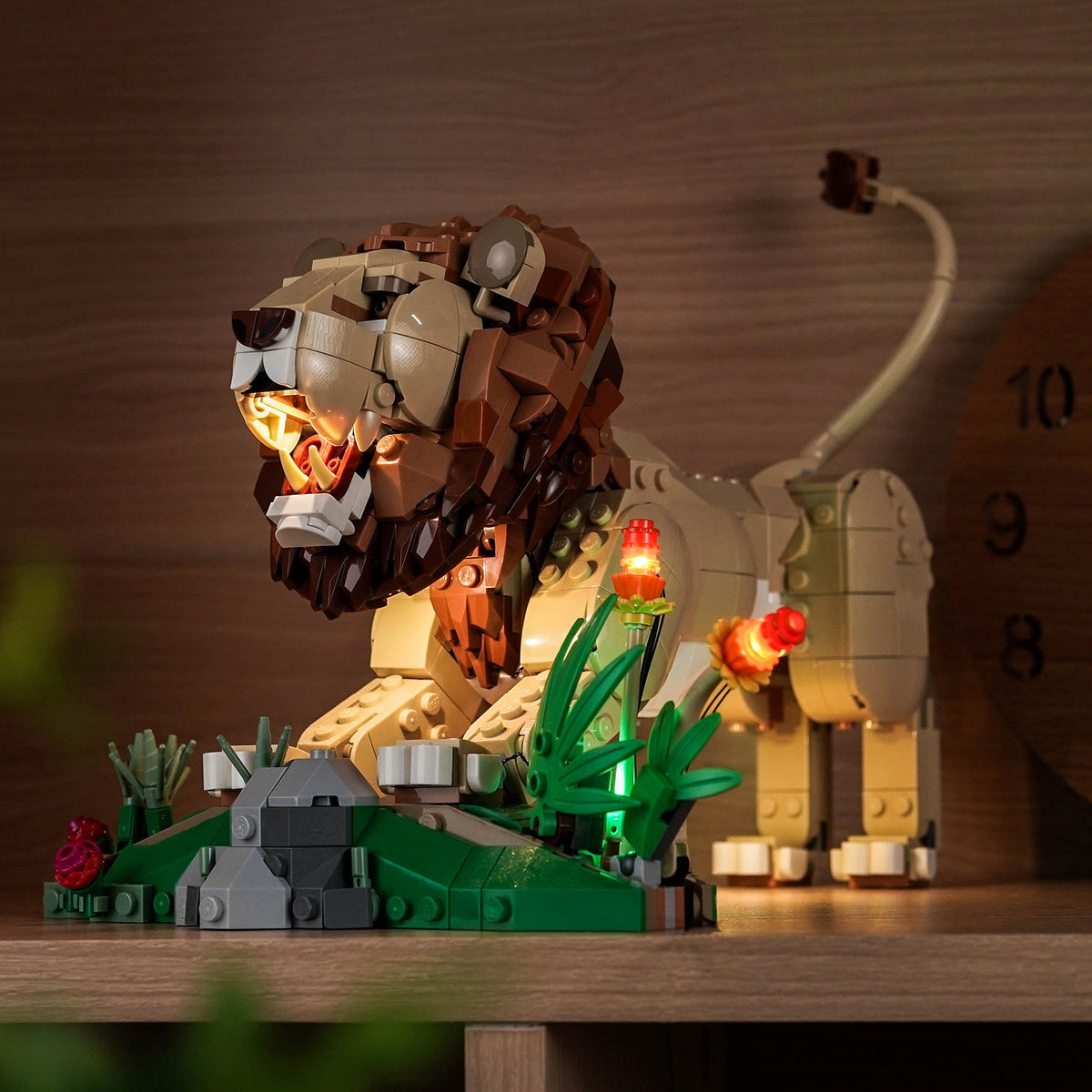 LEGO Majestätischer Löwe 31386 mit beleuchteter Savannenkulisse aus niedriger Perspektive