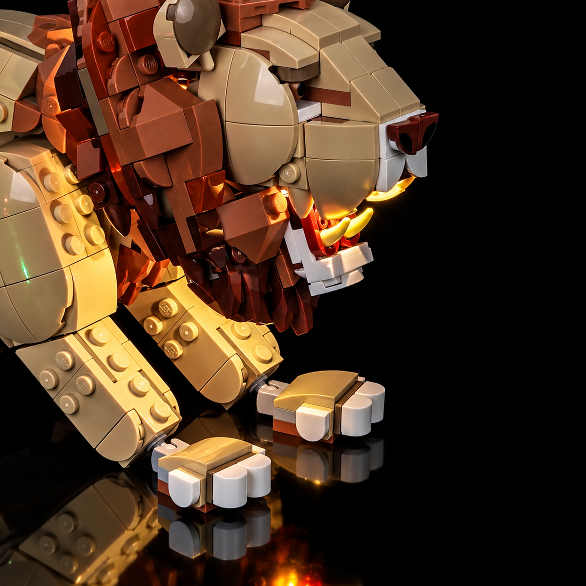 Nahaufnahme des beleuchteten Mauls und der Mähne des LEGO Löwen 31386