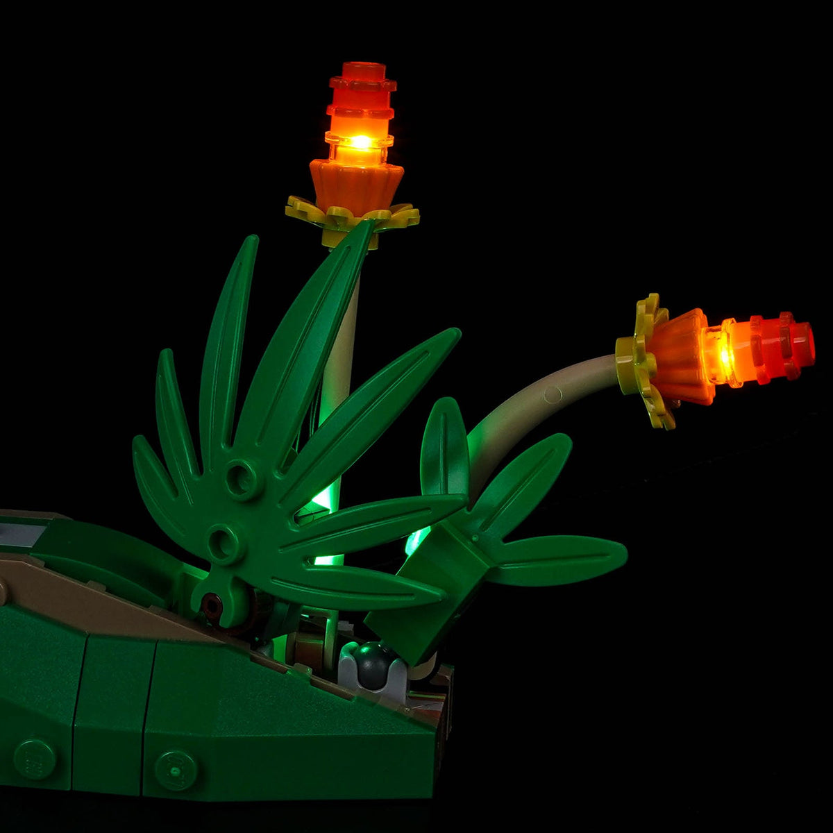 LED-Kit für LEGO 31386 mit warm leuchtenden Blüten und grünem Licht um die Pflanzen