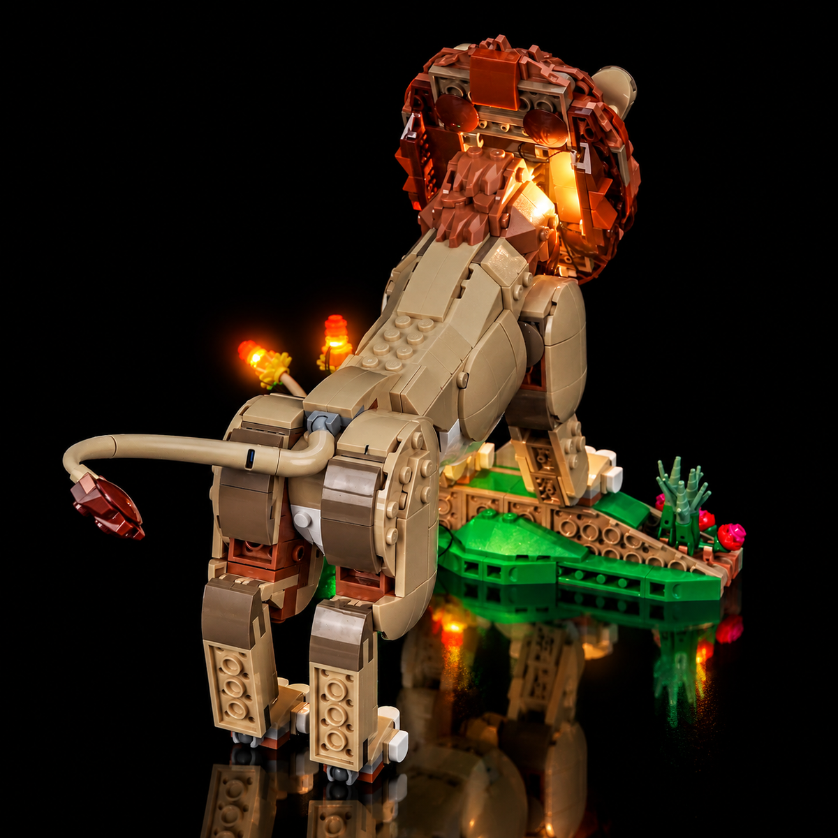 Rückansicht des LEGO Löwen 31386 mit Licht um die Mähne und an der Landschaft