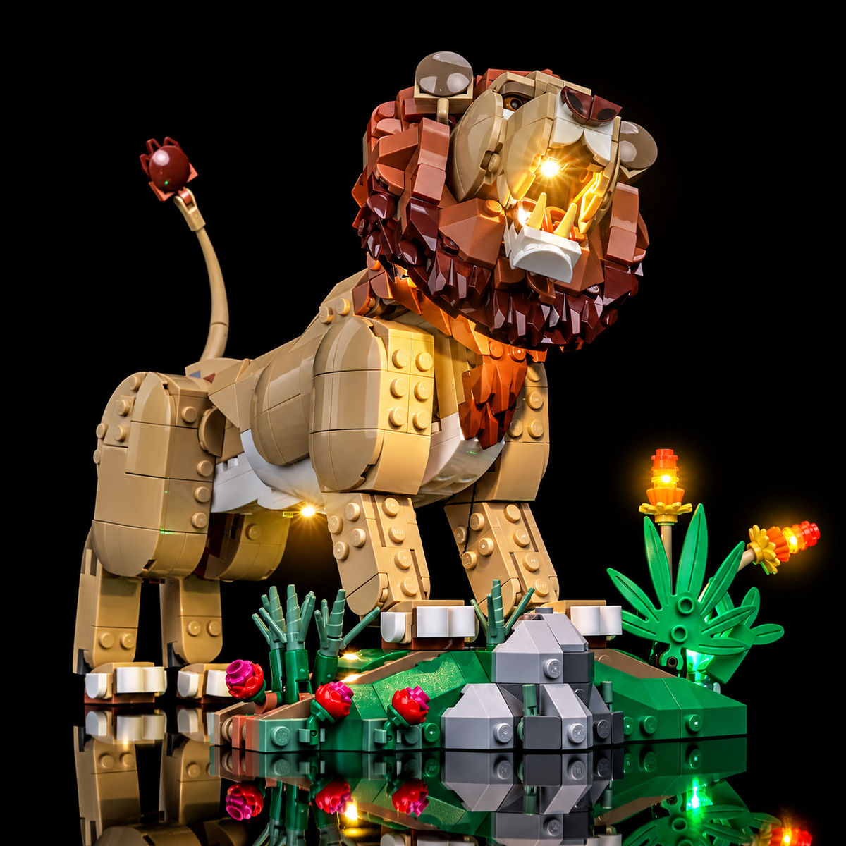 LEGO Löwe 31386 mit erhobenem Kopf, beleuchtetem Maul und grünen Lichtakzenten in der Kulisse