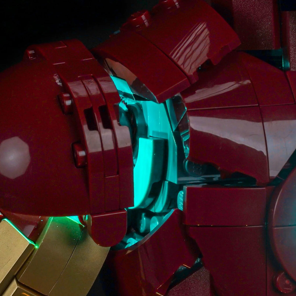 LEGO® Marvel Iron Man Mark 3 Collectors' Edition #76344 — lighting effect on the build (LED light kit)