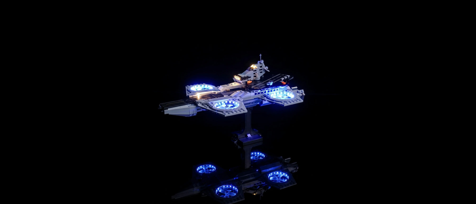 Kit LED pour LEGO® L'héliporteur des Avengers #76295 — lit with the LED light kit