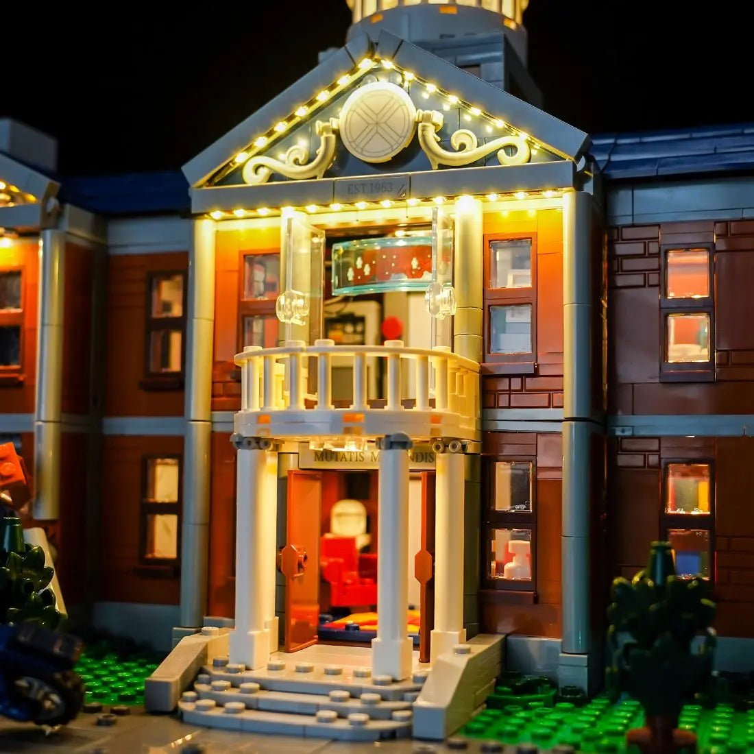 LEGO® Marvel X-Men: The X-Mansion #76294 — lighting effect on the build (display light kit)