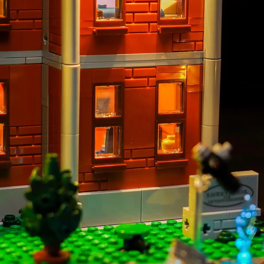 DIY LED light kit for LEGO® Marvel X-Men: The X-Mansion #76294, warm LED glow detail