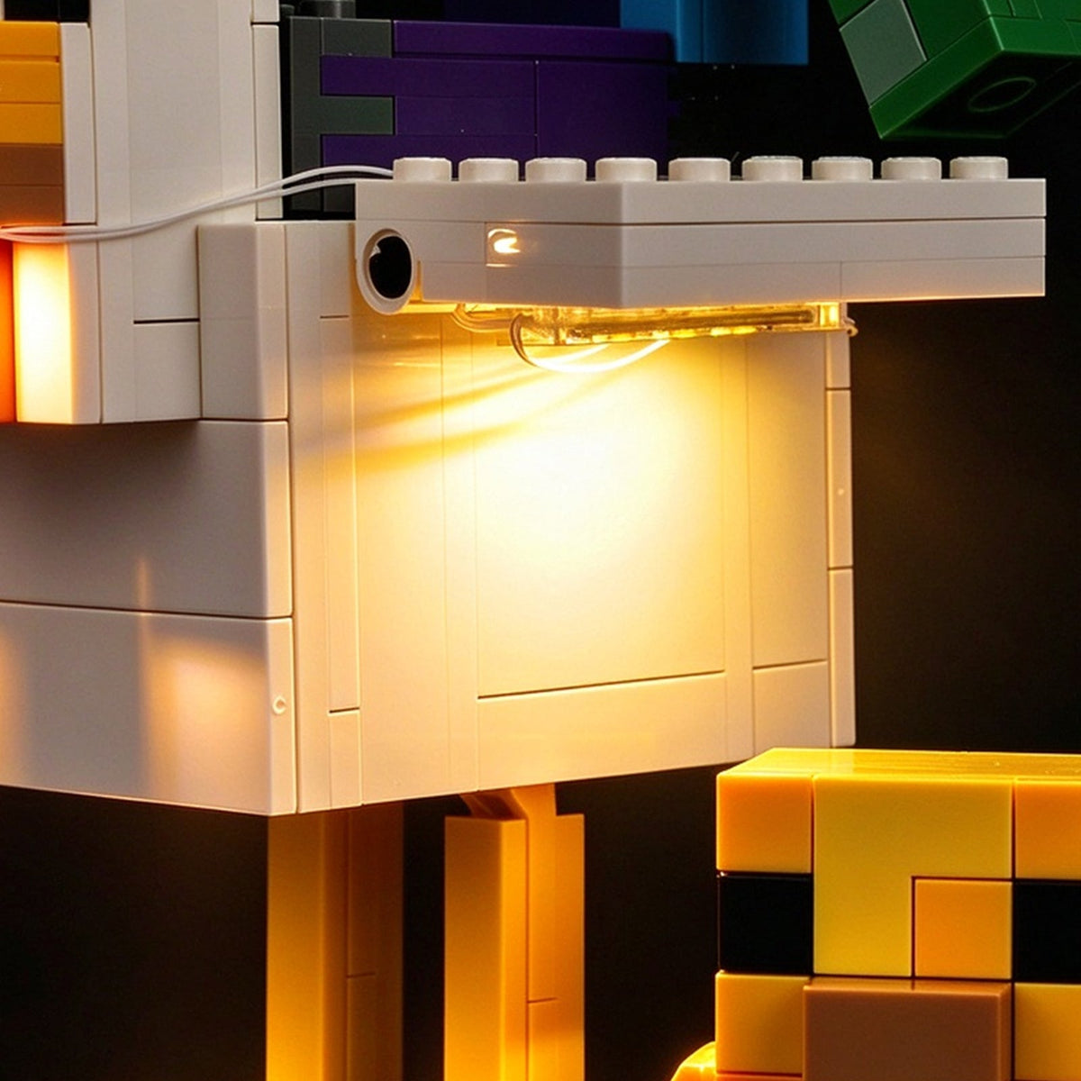 Seitendetail des warm beleuchteten Hühnerflügels bei LEGO® Minecraft® Hühnerreiter #21582