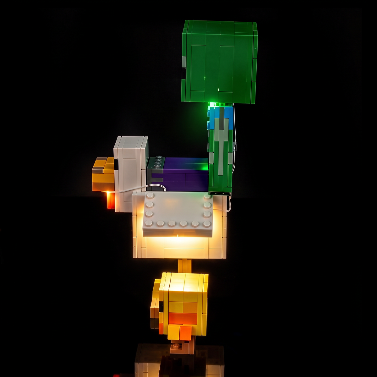 Rückansicht des beleuchteten LEGO® Minecraft® Hühnerreiters #21582 mit Licht über beiden Figuren