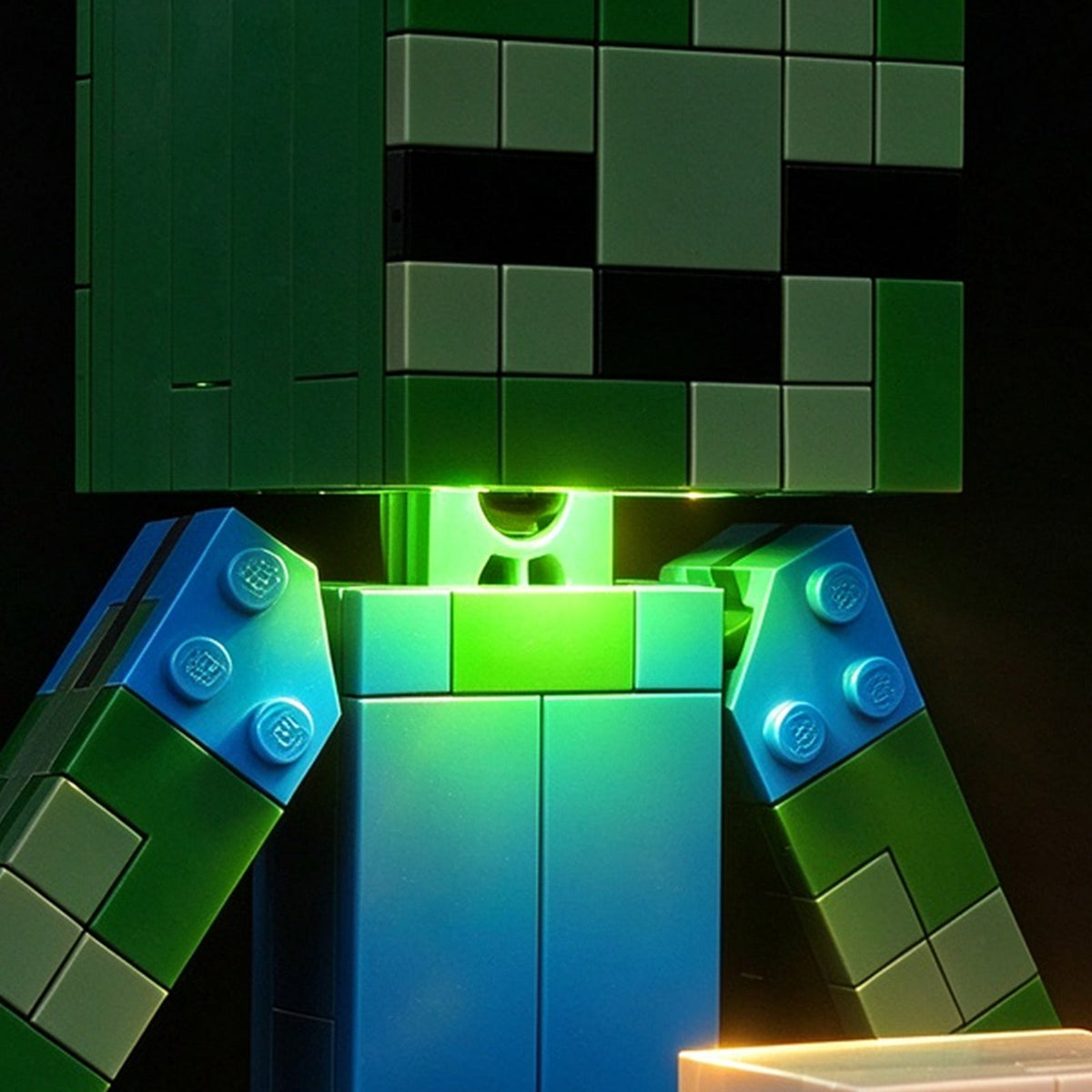 Grün-blaue LED-Nahaufnahme des Babyzombies auf LEGO® Minecraft® Hühnerreiter #21582