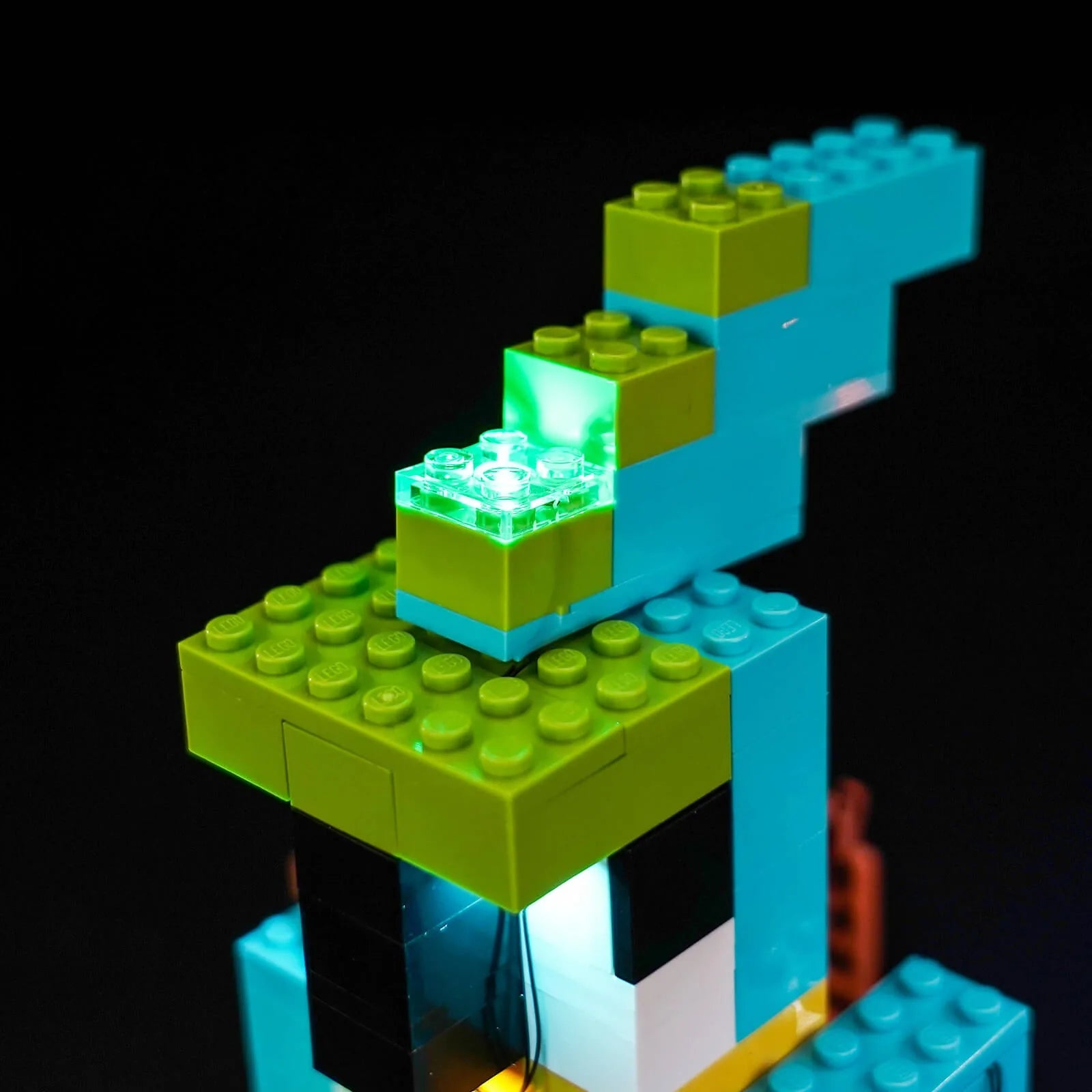 Bright My Bricks USB-powered LED light kit for LEGO® Minecraft The Parrot Houses #21282 — brightened interior detail