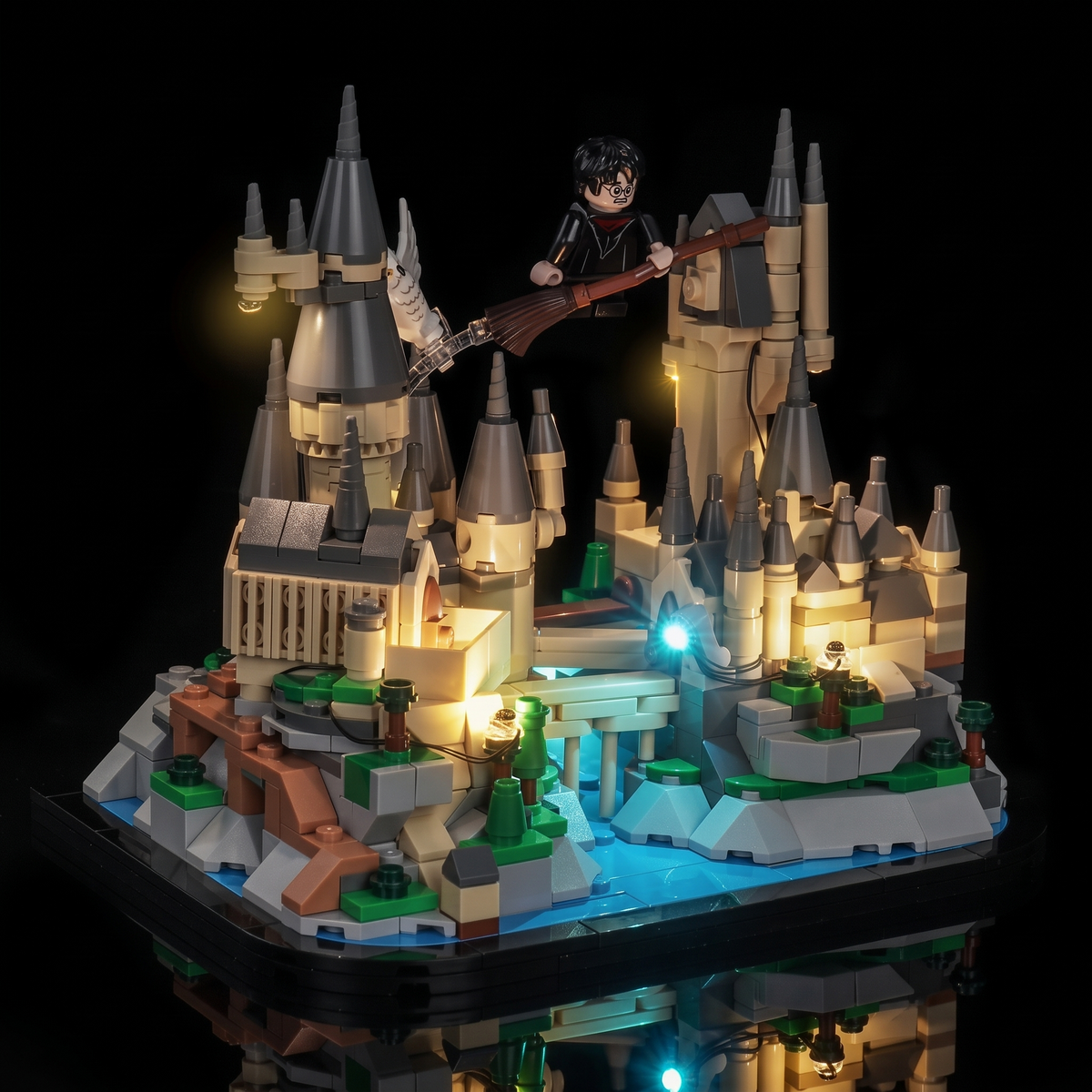 LEGO Mini-Schloss Hogwarts 40975 vom cyanblau beleuchteten See aus gesehen, mit warmem Licht um die Türme