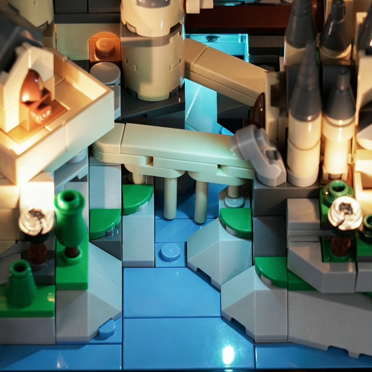 Cyanblaue LED-Beleuchtung unter der Brücke und im See von LEGO Mini-Schloss Hogwarts 40975