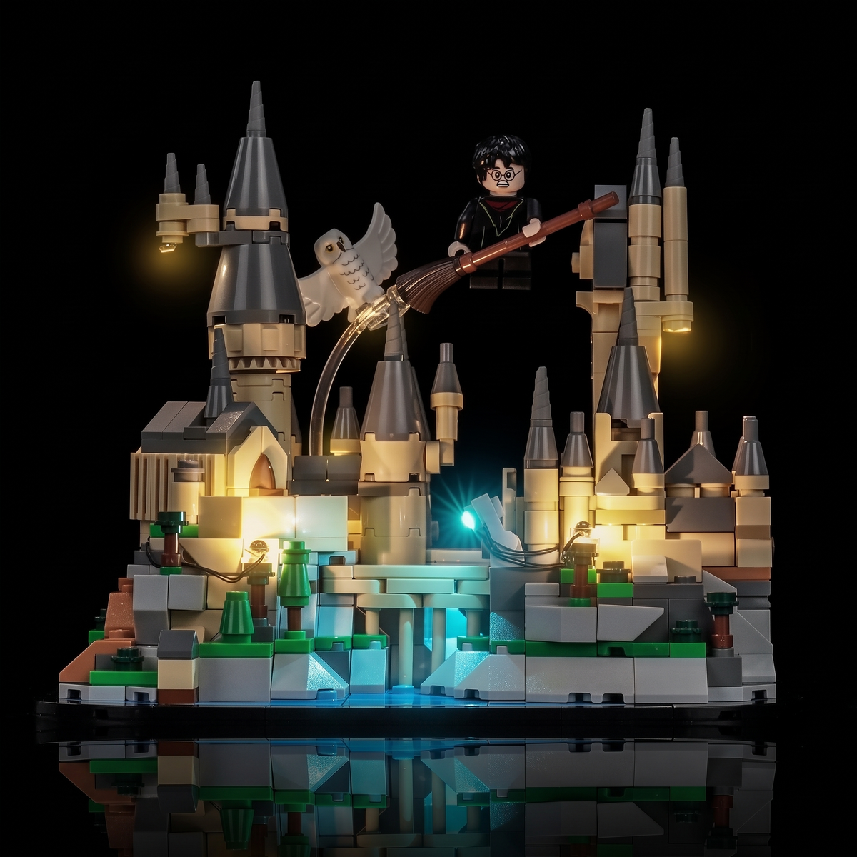 Frontansicht von LEGO Mini-Schloss Hogwarts 40975 mit LED-Kit, Harry auf seinem Besen und Hedwig über den Türmen