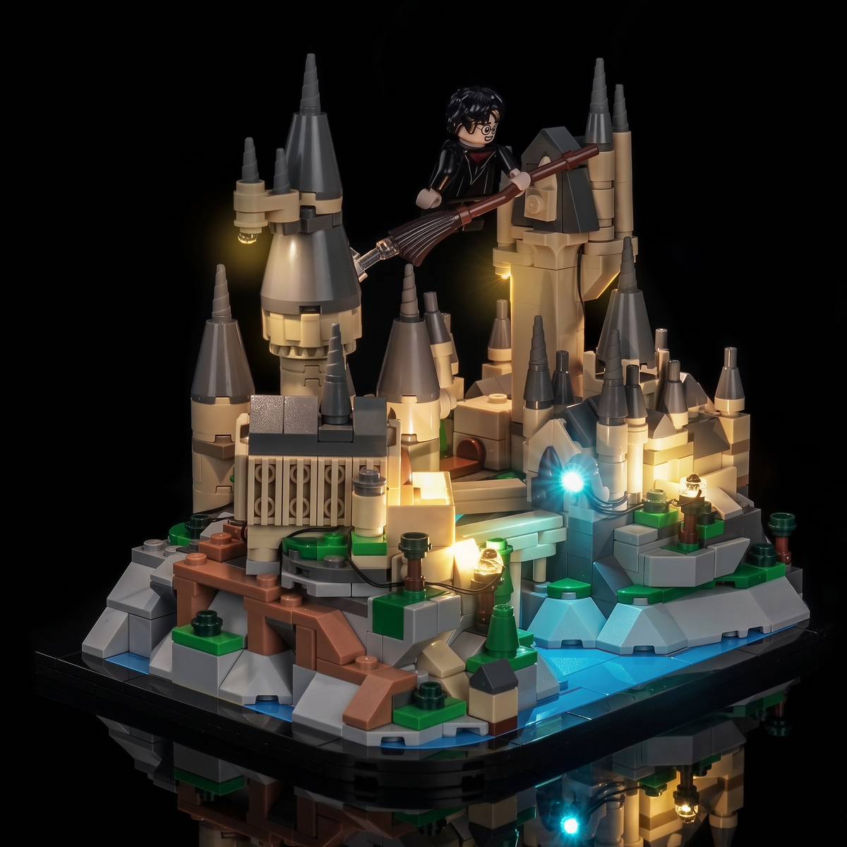 Seitenansicht der beleuchteten Türme von LEGO Mini-Schloss Hogwarts 40975, mit Harry und Hedwig über den Dächern