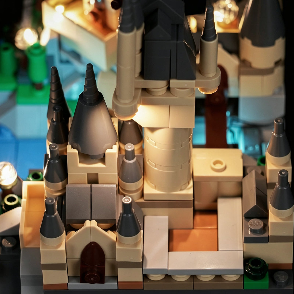Nahaufnahme der warm beleuchteten Türme und beigen Mauern von LEGO Mini-Schloss Hogwarts 40975 mit LED-Kit