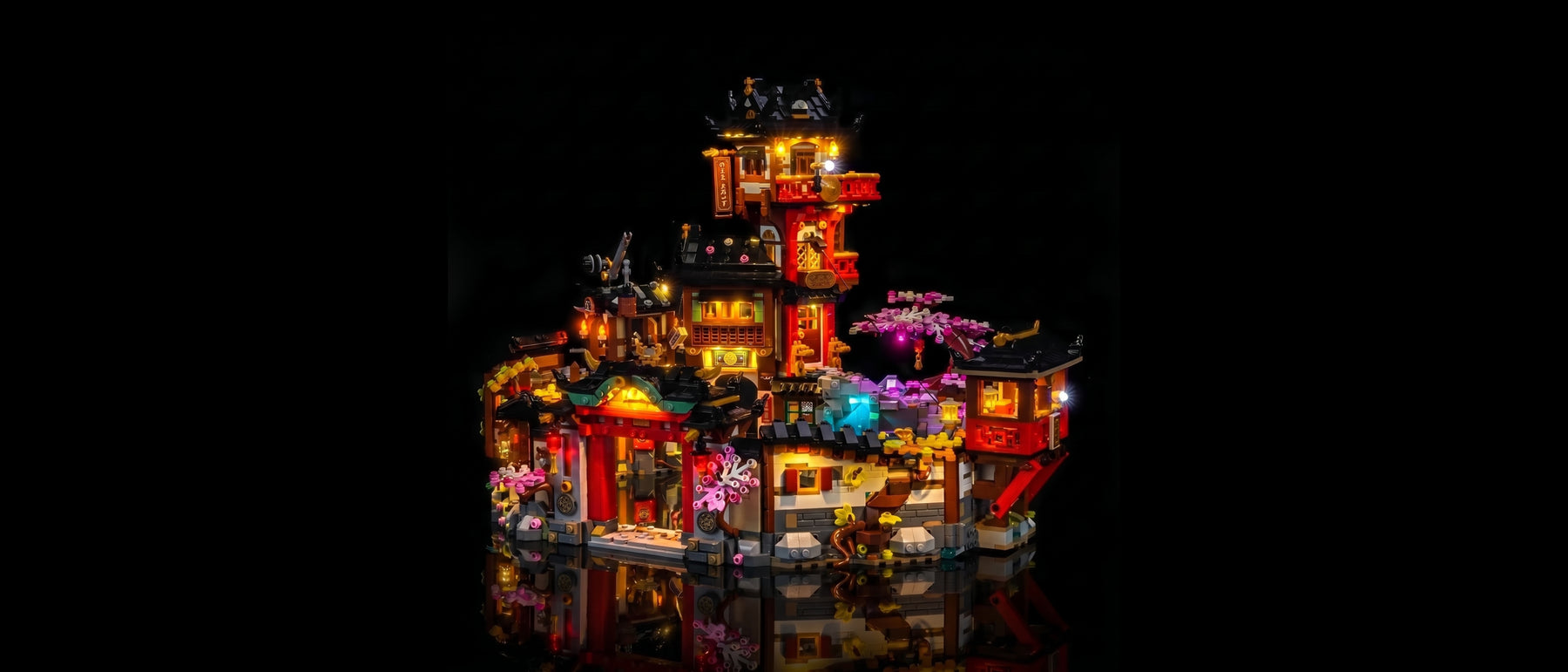 LED-Beleuchtungsset für LEGO® 15-jähriges Jubiläum der Alten Stadt #71861 — lit with the LED light kit
