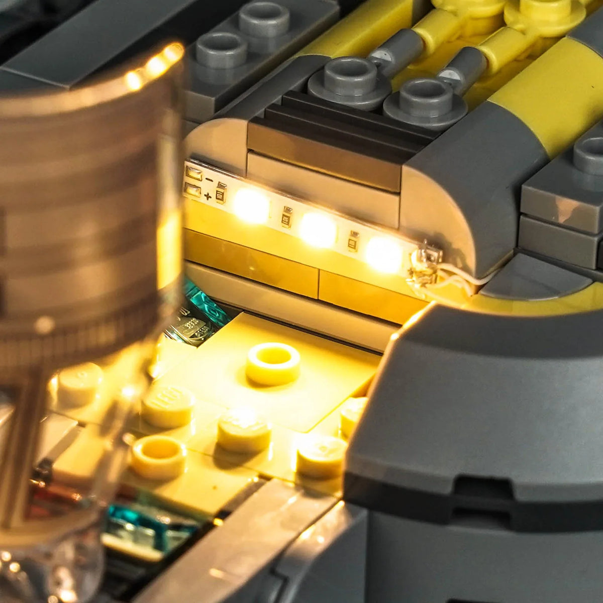 brightened interior detail: Bright My Bricks LED lights for LEGO® Star Wars Anzellan Starship #75445