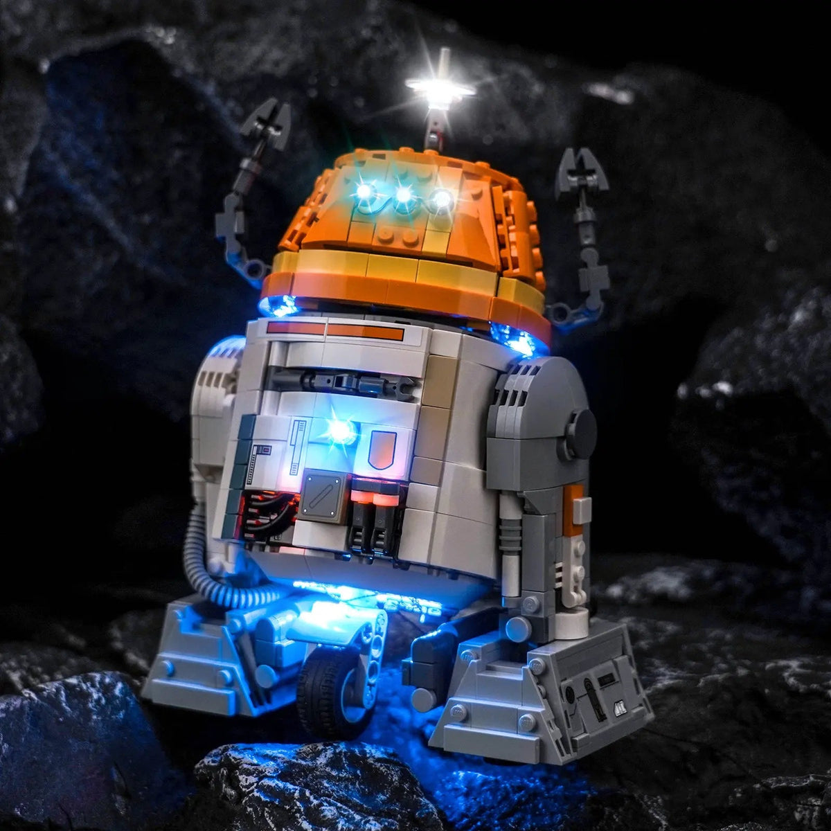USB-powered LED light kit for LEGO® Star Wars Chopper (C1-10P) Astromech Droid #75416, lighting effect on the build