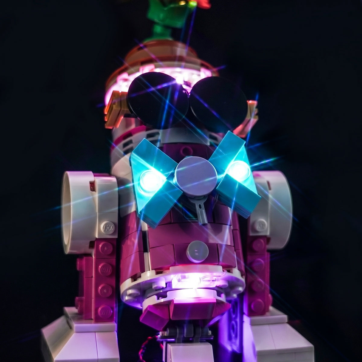LEGO® Star Wars Creative Play Droid Builder #75392 before-and-after lighting, with the LED lights
