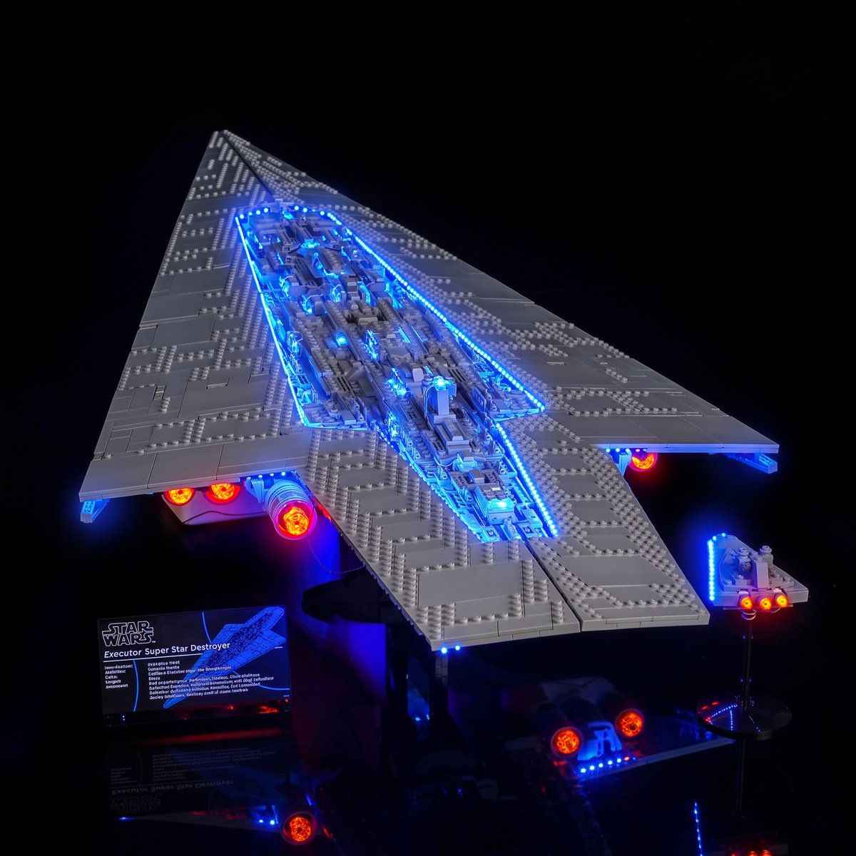 Erhöhte Rumpfansicht des LEGO® Star Wars™ Supersternzerstörers Executor #75457 mit blau beleuchteten Aufbauten