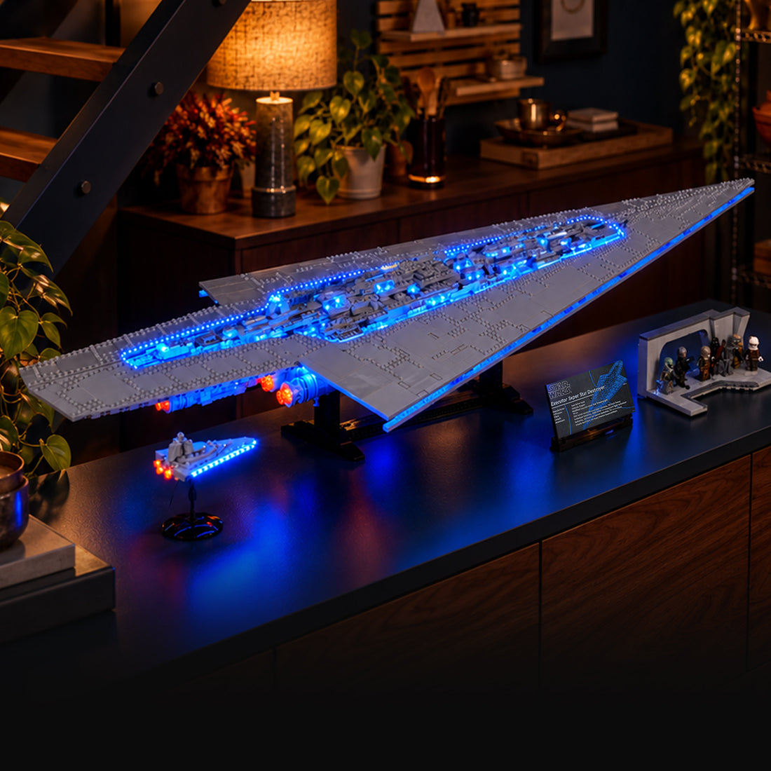 LEGO® Star Wars™ Supersternzerstörer Executor #75457 mit blauen Decks und roten Triebwerken im dunklen Raum