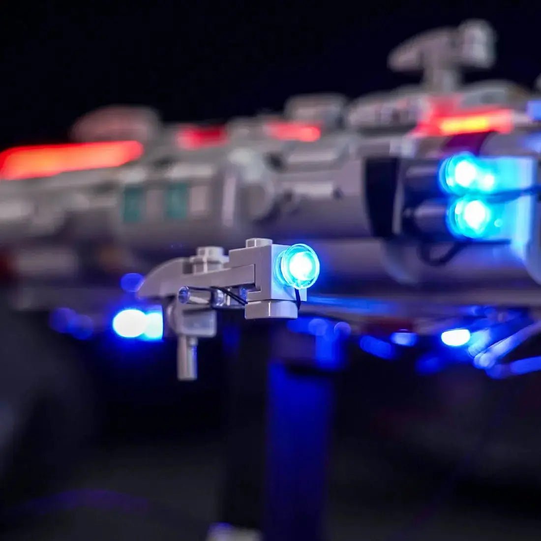 LEGO® Star Wars Home One Starcruiser #75405 — showcase lighting view (display light kit)