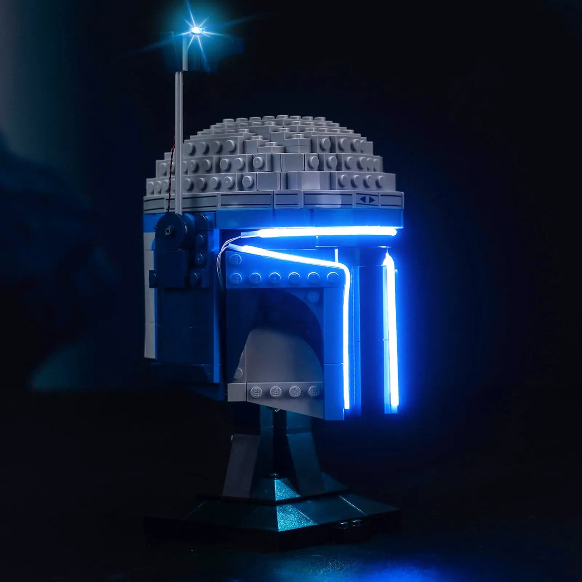 LEGO® Star Wars Jango Fett Helmet #75408 — lighting effect on the build (USB-powered LED light kit)