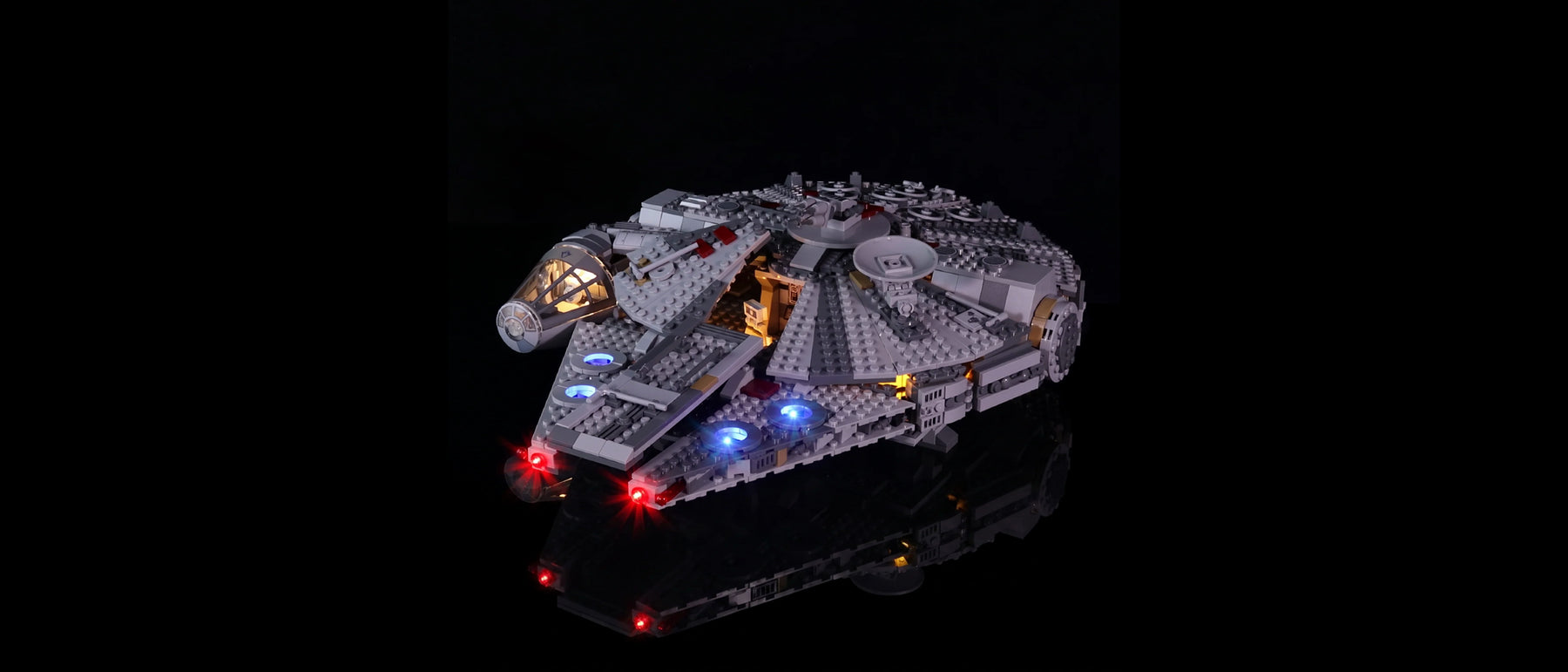 Kit LED pour LEGO® Faucon Millenium™ #75257 — lit with the LED light kit