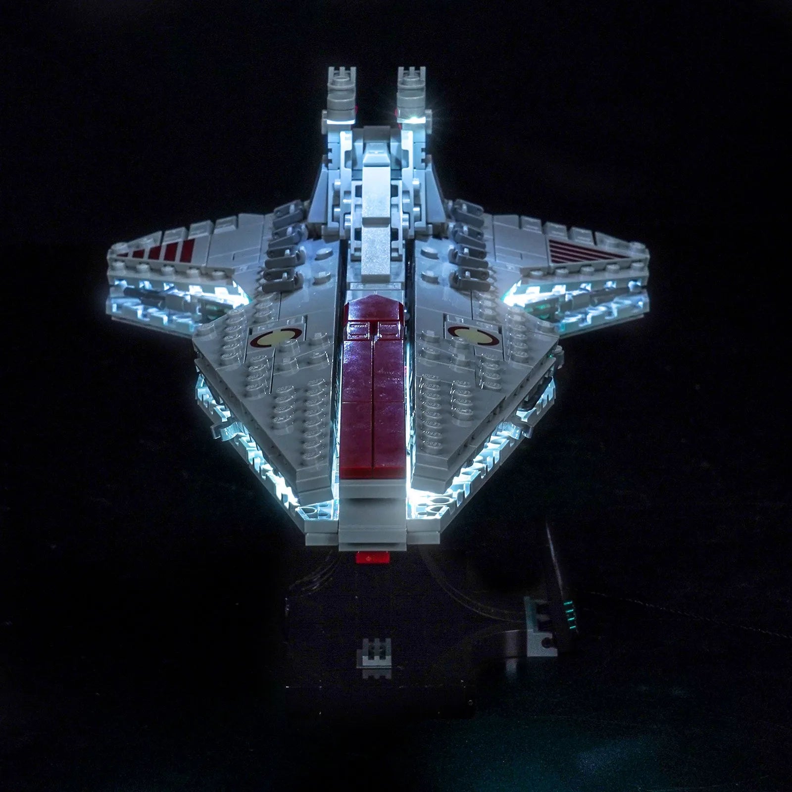 LED lights for LEGO® Star Wars Venator-Class Attack Cruiser #75441, before-and-after lighting